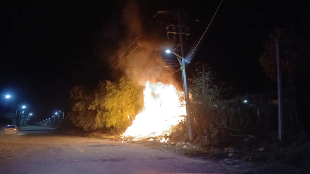 La explosión de un transformador originó un incendio que alcanzó un deshuesadero en Tizayuca