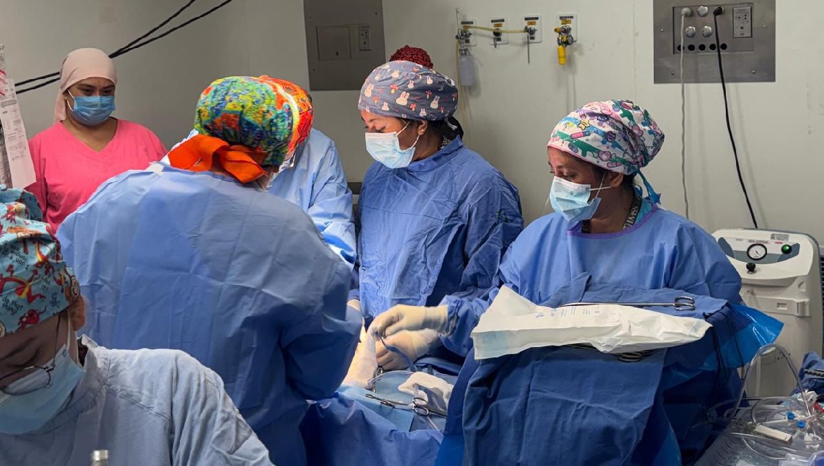 Los médicos despidieron al fallecido con una ovación por su donación de hígado, riñón y cornea. Foto: (Especial)