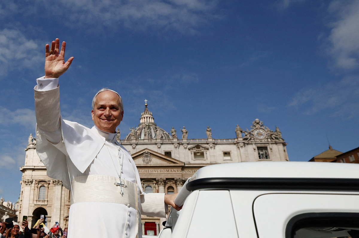 El papa León XIV usa el papamóvil y saluda a los feligreses. | Foto: AP