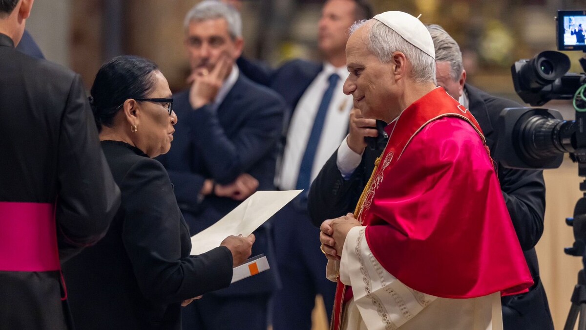Rosa Icela Rodríguez junto al papa León XIV. | X