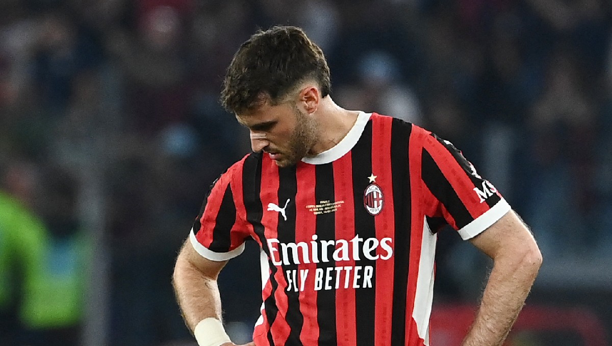 Santi Gimenez es expulsado del partido del Milan contra Roma (AFP)