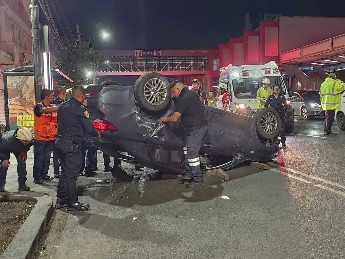 Los trabajos tras el accidente cerca de Metro Xola causó severas afectaciones viales. | Enrique Luna
