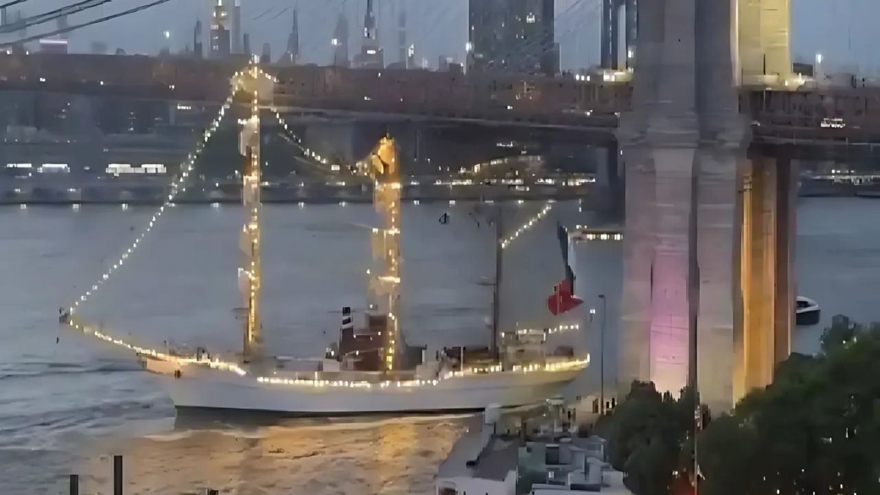 Velero Cuauhtémoc de la Marina choca contra puente de Brooklyn, Nueva York