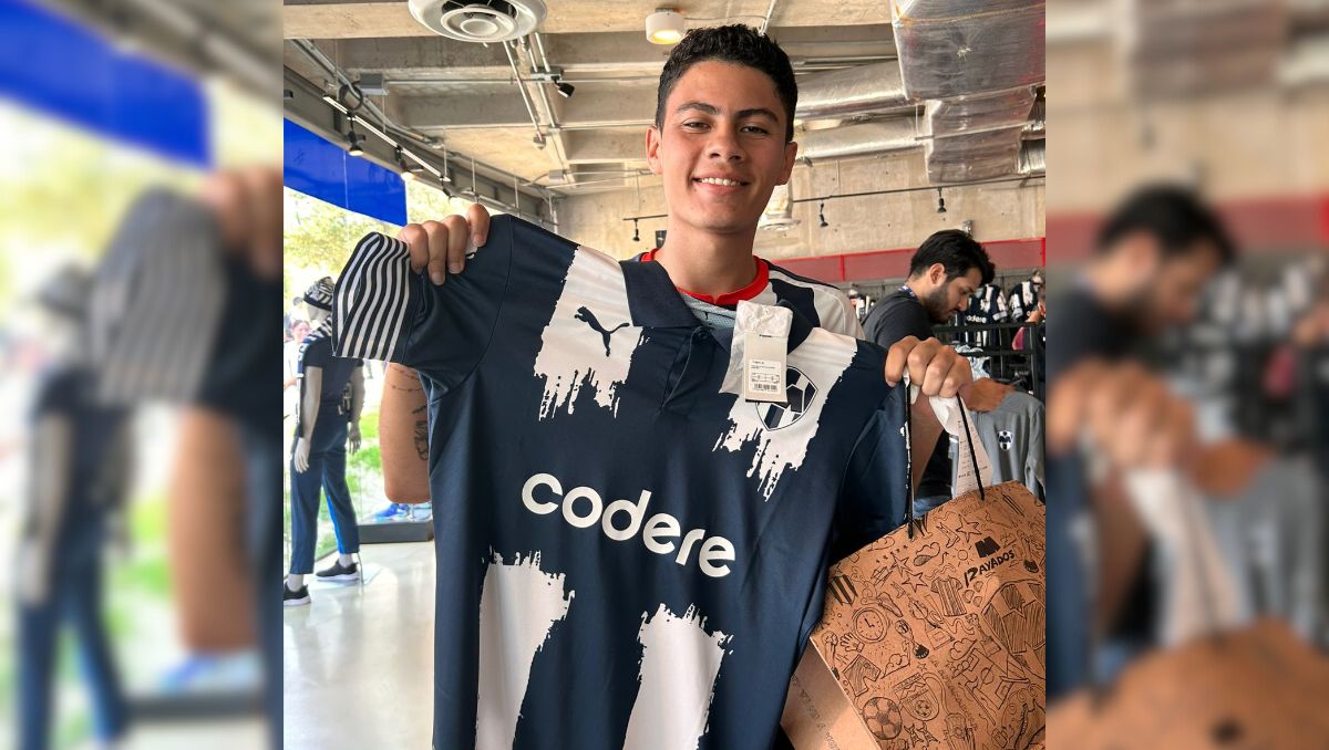 Alexis Rojas se mostró emocionado y orgullo de su equipo al comprar la jersey. | Ximena Pedraza.