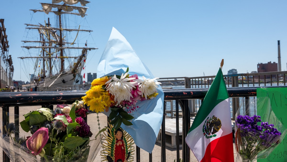 Altar improvisado junto al Buque Escuela Cuauhtémoc en Brooklyn. | AFP