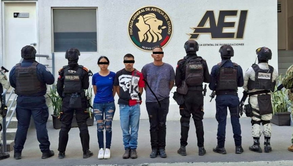 Autoridades municipales detuvieron a dos hombres y una mujer en Apodaca. Foto: Especial