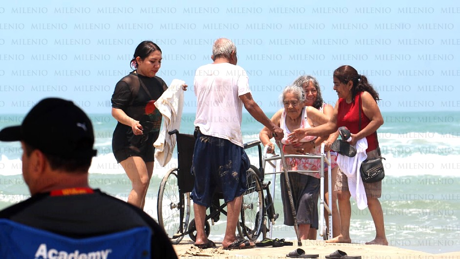 Don Arnulfo y familia disfrutando de las aguas de playa Miramar. (Sergio Sánchez)
