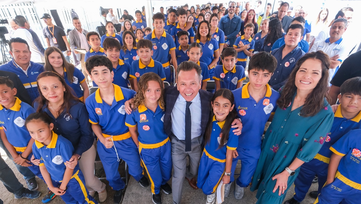 El gobernador comprometió al director del CODE, Fernando Ortega, a seguir con la racha de victorias en la competencia nacional (Foto: X)