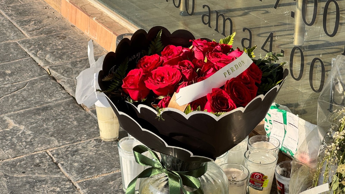 Así lucía el ramo afuera de la estética donde asesinaron a Valeria Márquez (Foto: Usi Toledo)
