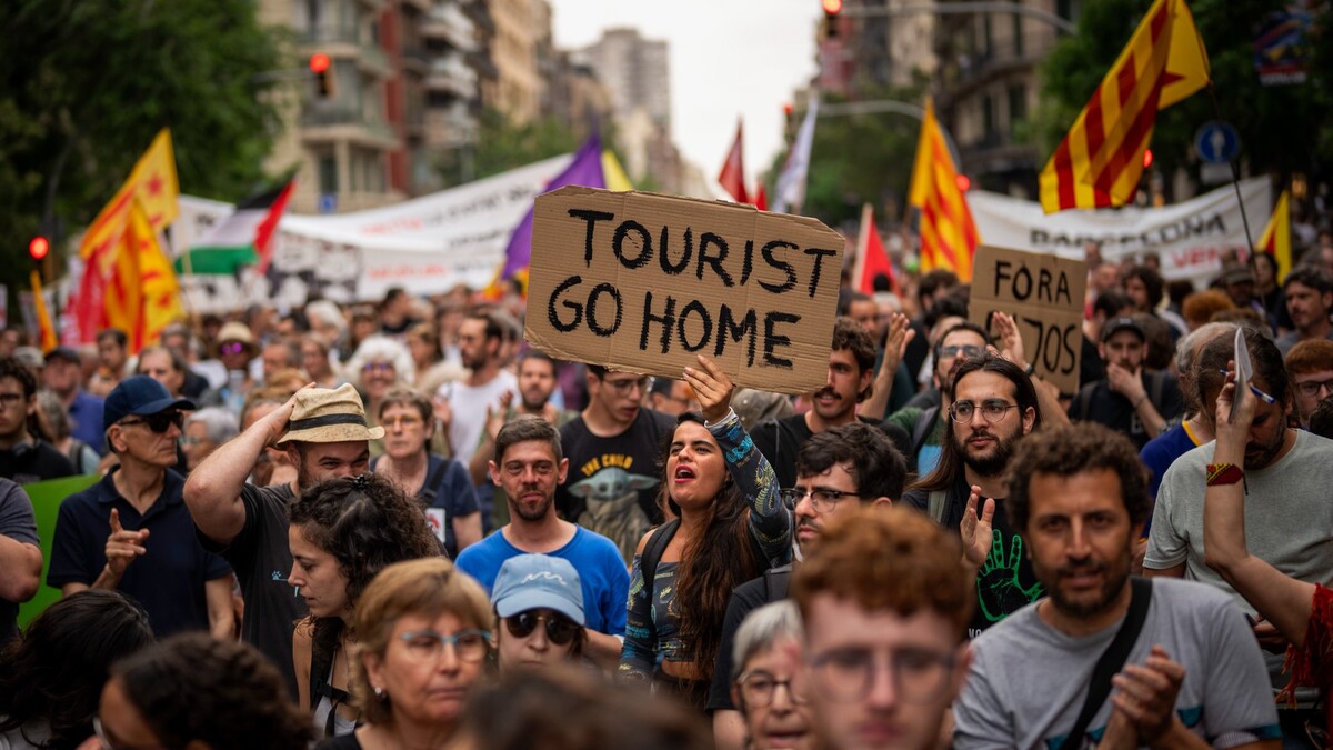Manifestantes corean lemas contra el Formula 1 Barcelona Fan Festival en el centro de Barcelona.AP