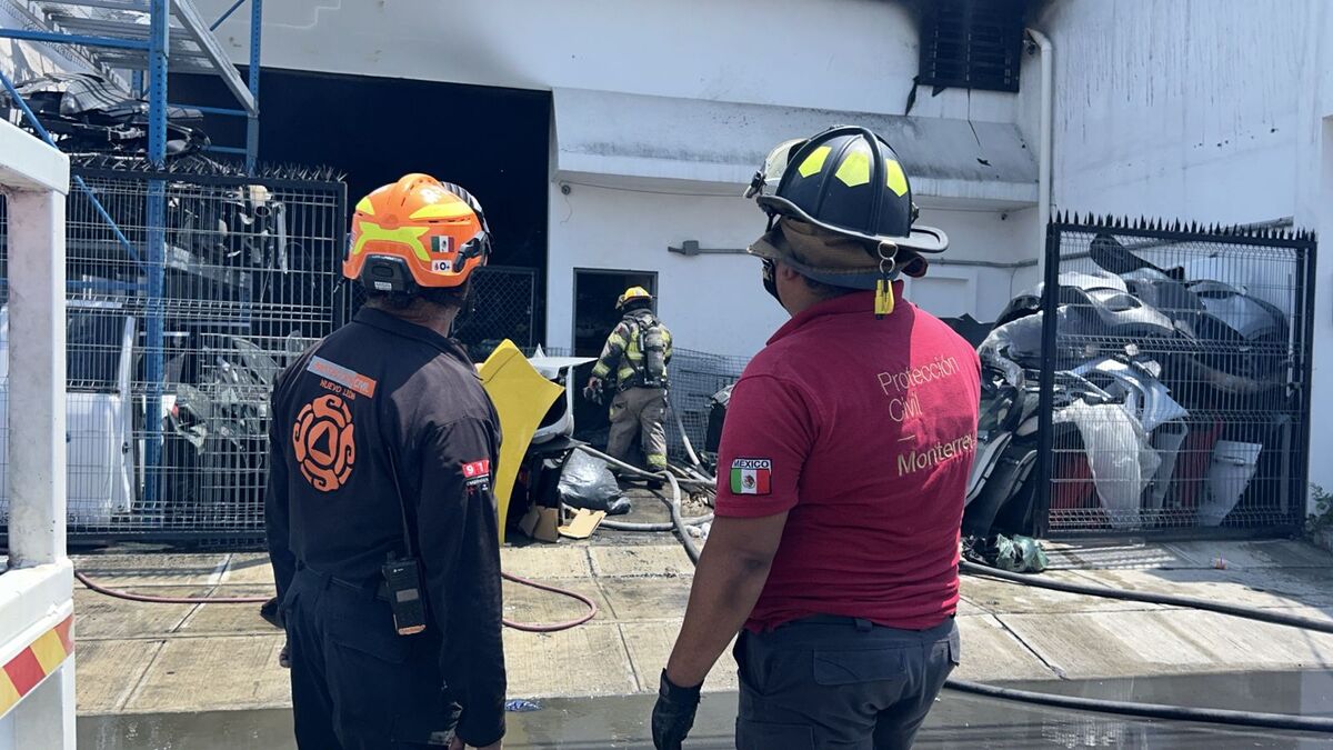 En el negocio ubicado en la colonia Terminal se consumieron autopartes de vehículos. Foto: Miranda Arias