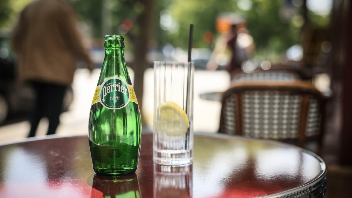 En 2024, Nestlé Waters admitió haber utilizado filtros prohibidos y tratamiento ultravioleta en aguas minerales.|AP
