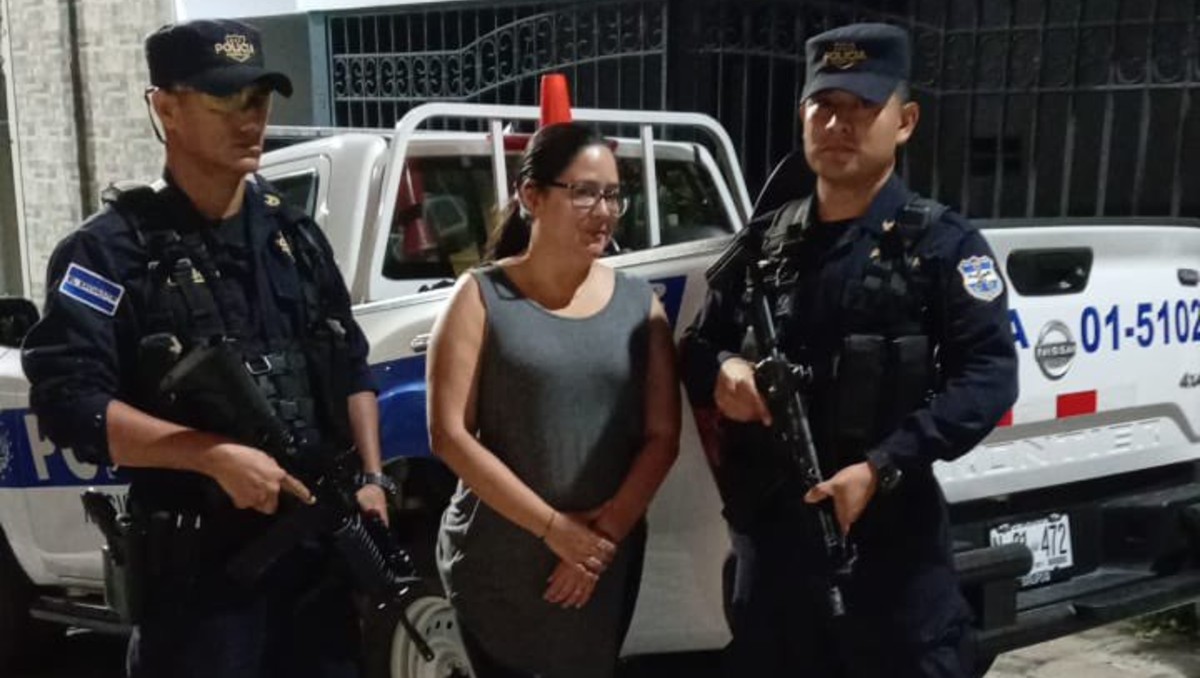 Ruth López, dirigente de la ONG Cristosal, fue detenida en El Salvador. | X