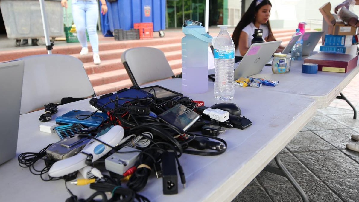 La UdeG busca romper su récord de reciclaje con más de 27 toneladas de electrónicos recolectados. (Cortesía)