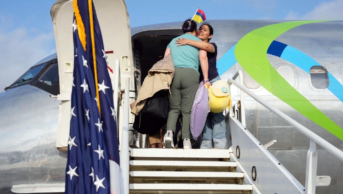 Vuelo de autodeportación. (Foto: AFP)