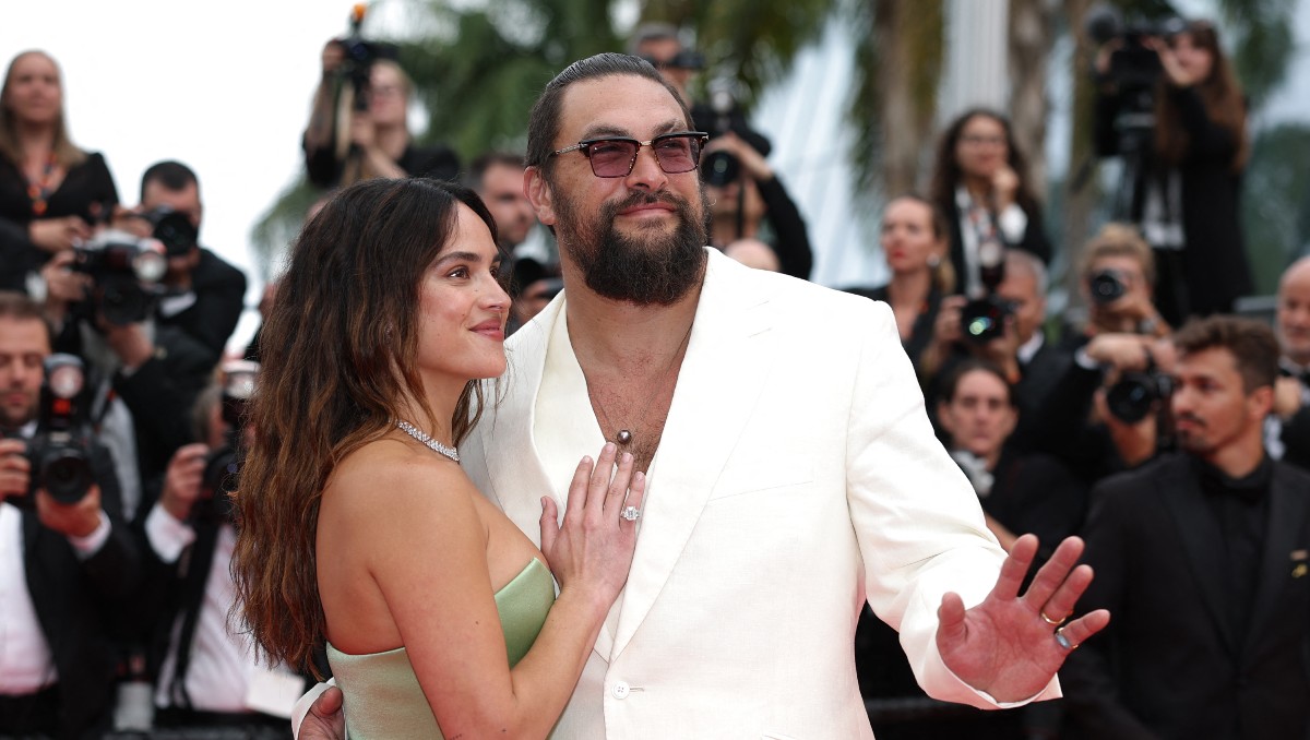 Adria Arjona y Jason Momoa robaron cámaras en Cannes 2025 con una complicidad que brilló más que los flashes: entre miradas, risas y fotos.