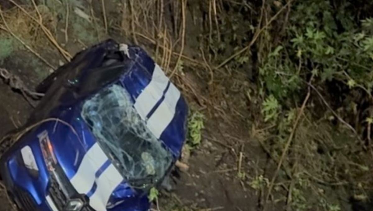 El auto cayó a más de 10 metros de profundidad y volcó dentro del canal. /Foto: Fernando Cruz
