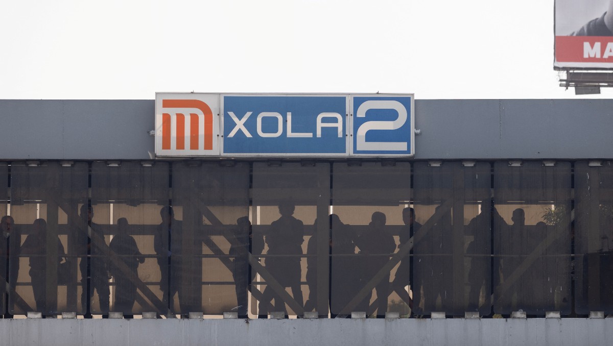 Ciudadanos observan desde el Metro Xola la escena del crimen en Tlalpan | Foto: Reuters