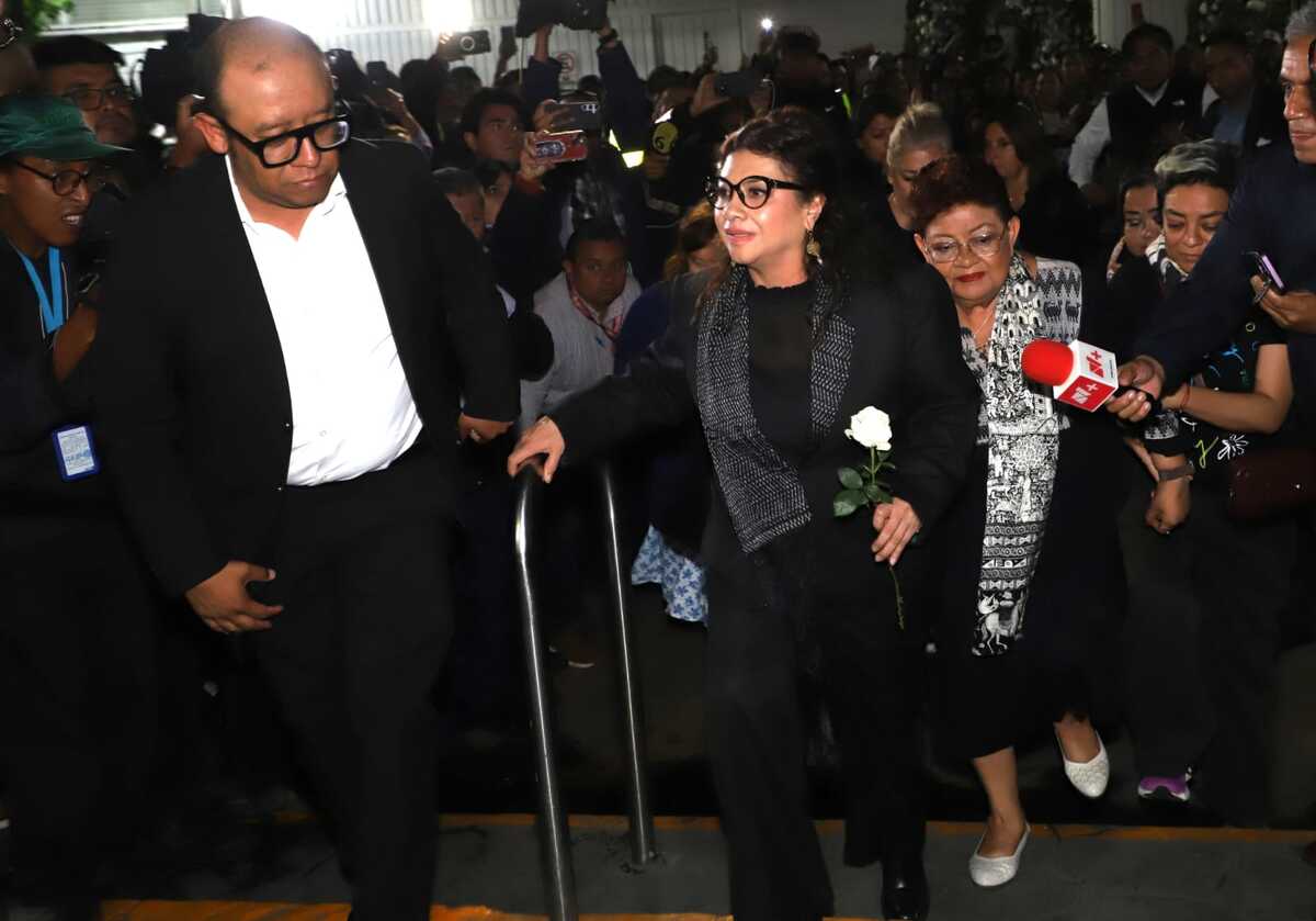 Clara Brugada y Ernestina Godoy llegan al velorio de Ximena Guzmán y José Muñoz. Foto: Jesús Quintanar