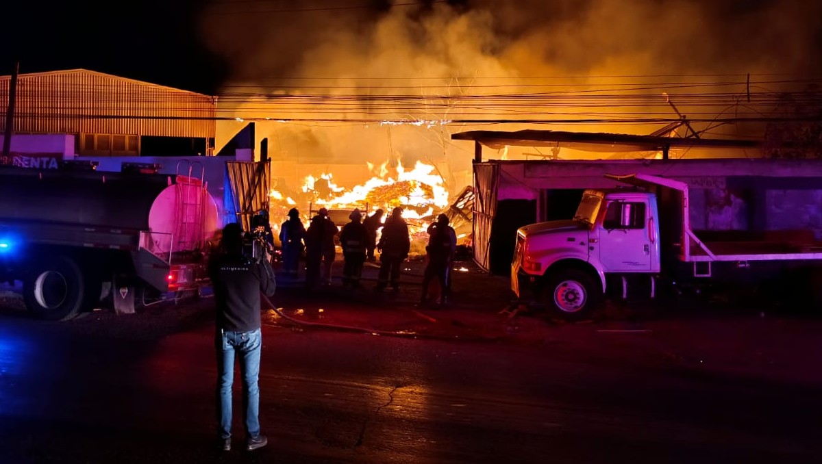 Combaten incendio en fábrica en El Salto, Jalisco (Vicente Torres Alfaro)