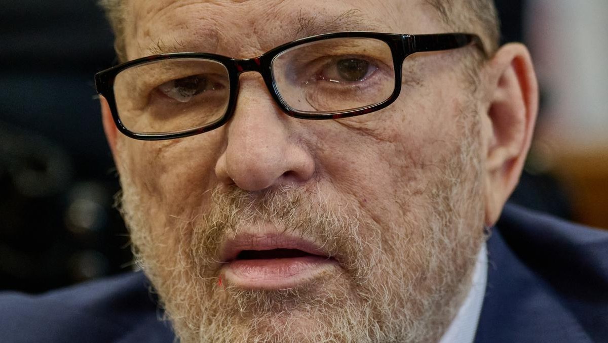 Harvey Weinstein llora en juicio en su contra. / AFP