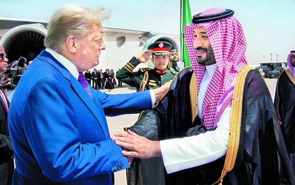 El mandatario se reunió con el príncipe heredero saudí, Mohamed bin Salmán, durante su viaje al reino. REUTERS