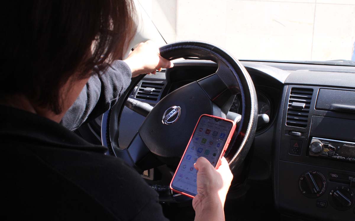 Multa por conducir con el celular en Torreón. l Roberto Amaya
