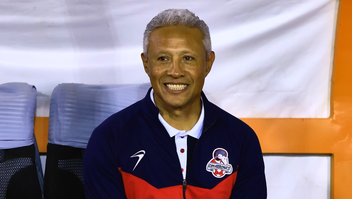 Roberto Hernández, director técnico mexicano, es presentado con su nuevo equipo en Guatemala (Imago7)