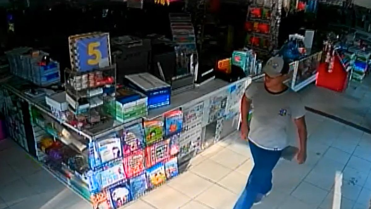 El sujeto entró al negocio con un cuchillo en la mano y amenazó al empleado. (Cortesía)