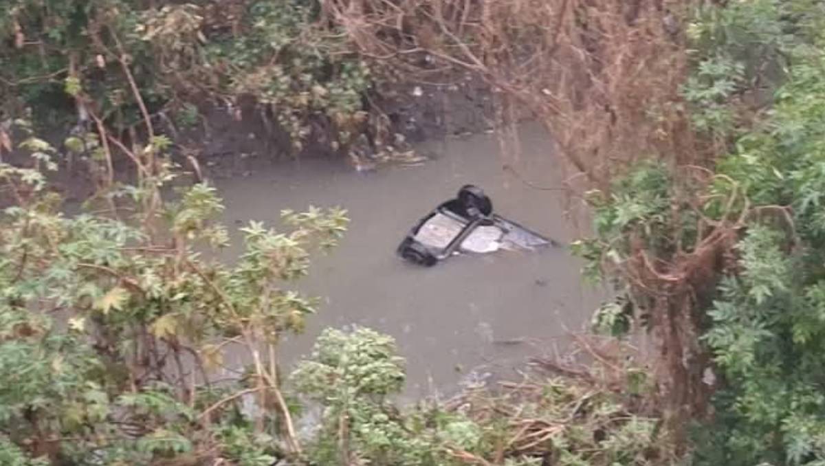 Un vehículo compacto fue arrastrado por la corriente y cayó al canal del Emisor Poniente.| Foto: Carlos Zaid