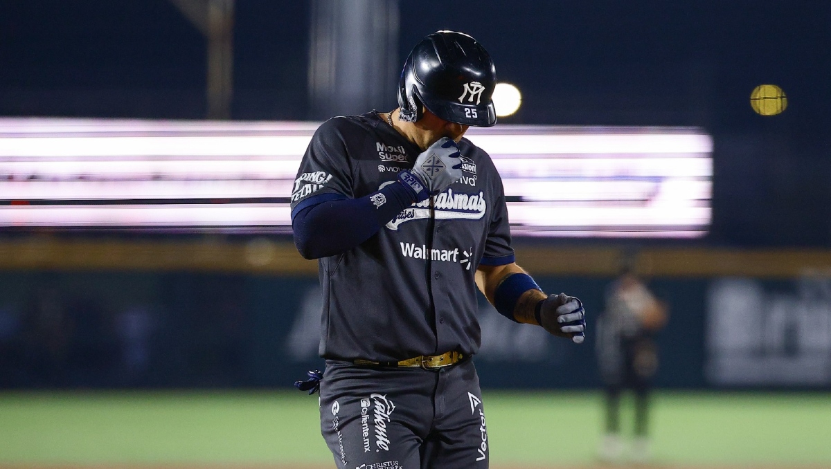 Víctor Hugo 'Chule' Mendoza conecta su jonrón número 100 con Sultanes de Monterrey (Cortesía)
