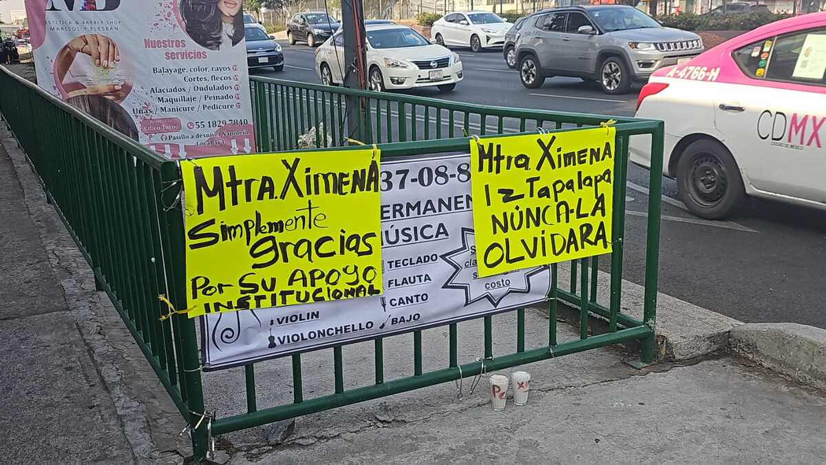 El lugar del ataque amaneció con mensajes de despedida. | Foto: Luis Alfaro