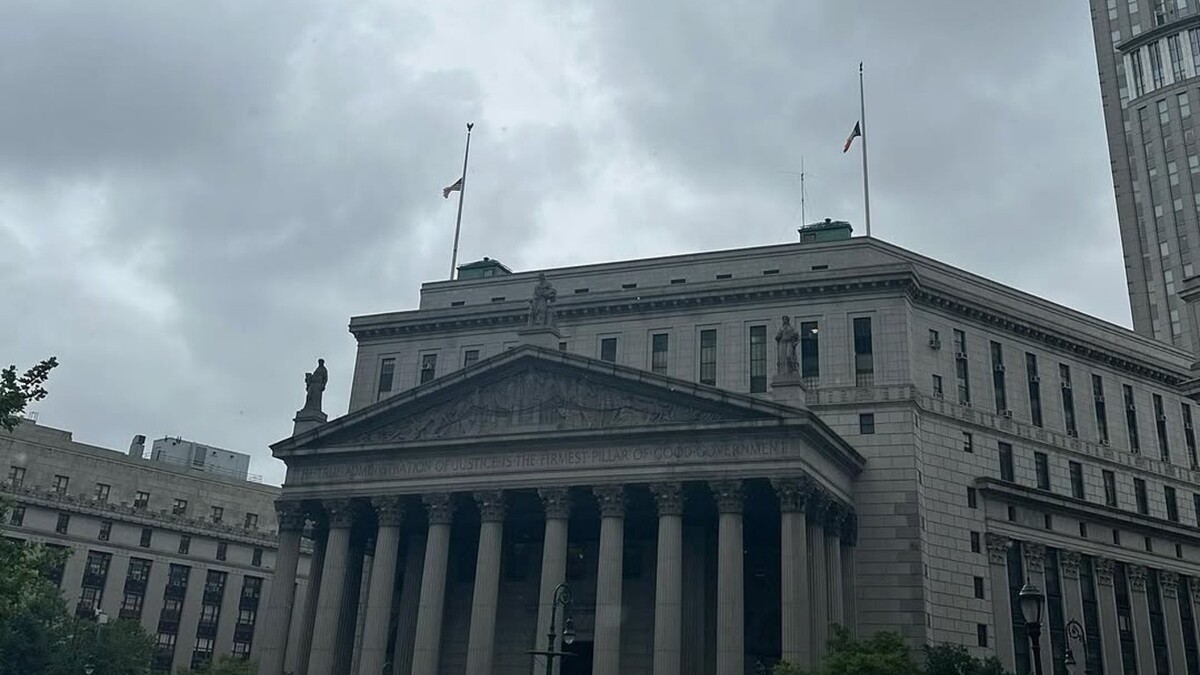 Banderas a media hasta en edificio público de Nueva York. | Especial