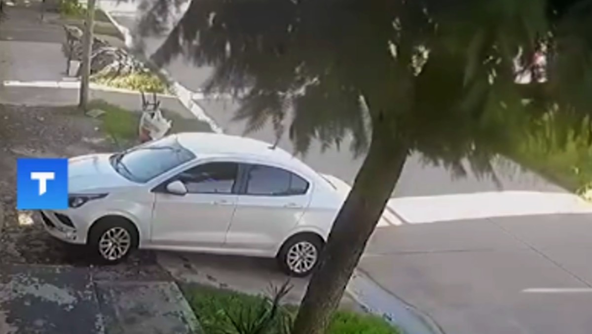 Conductor pierde el control, destroza un auto y mata a una ciclista. | Especial