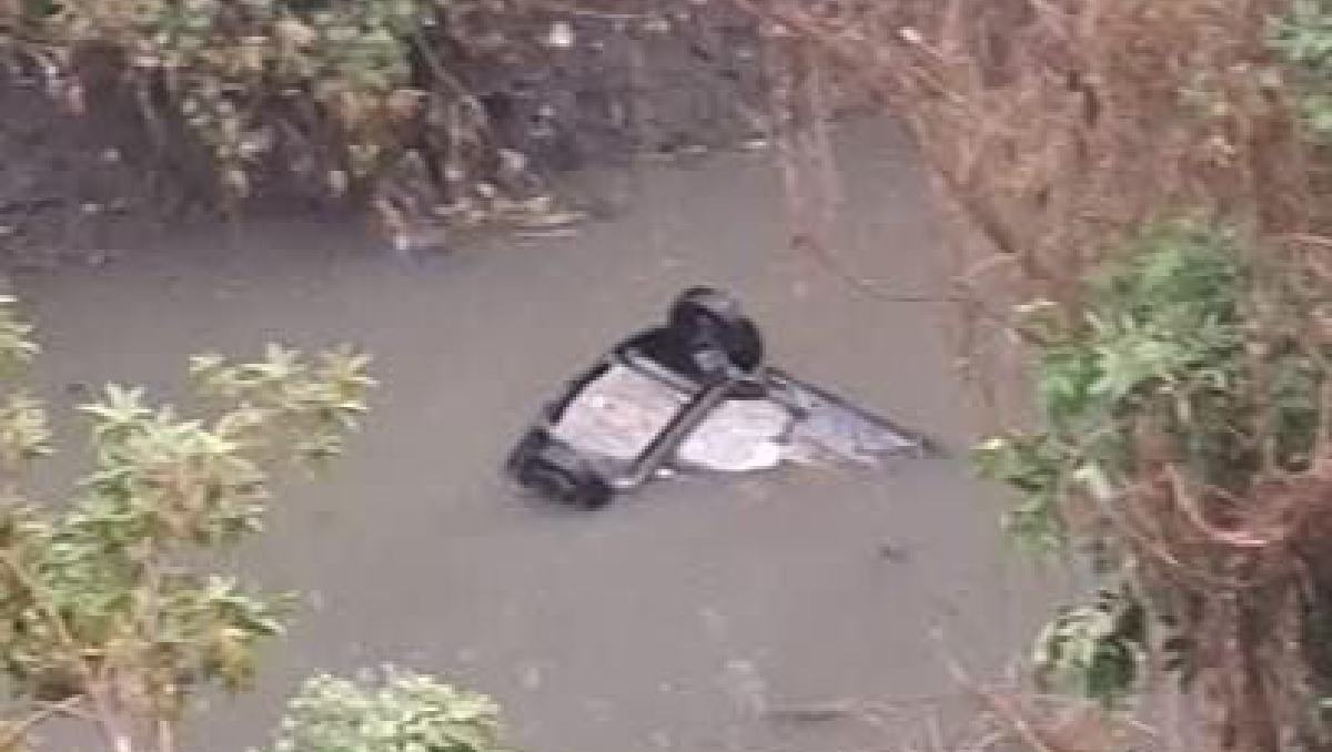 Un cuerpo de emergencias recuperó 5 cuerpos que estaban dentro del auto que cayó al canal. Foto: (Especial)
