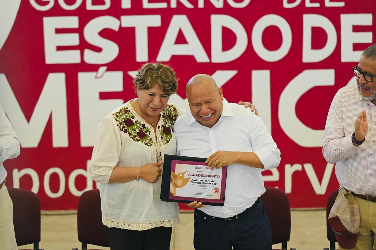 La gobernadora Delfina Gómez y el alcalde Raciel Pérez durante la entrega de la rehabilitación del Parque de la Ciencia. | Foto: Especial