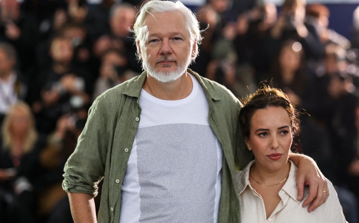Julian Assange uso una camiseta con los nombres de los niños muertos en Gaza. FOTO: Reuters