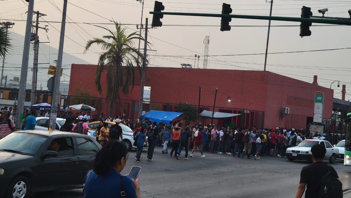 Largas filas en la estación del metro Talleres | Foto: Especial