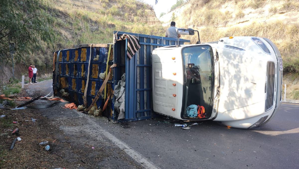 El peso del tractocamión habría provocado que volcara sobre la Chamapa-Lechería. Foto: (Juan Carlos Gutiérrez)