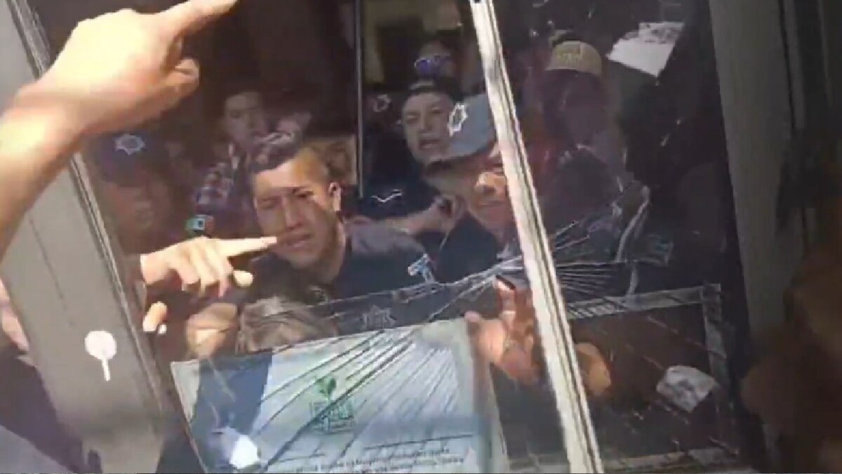 Pobladores de San Agustín Tlaxiaca rompieron la puerta de cristal de la presidencia municipal durante la protesta