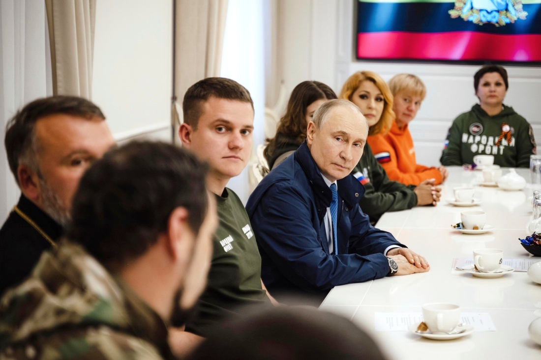 El presidente de Rusia Vladímir Putin, en el centro, con voluntarios en el Kursk, Rusia.|AP