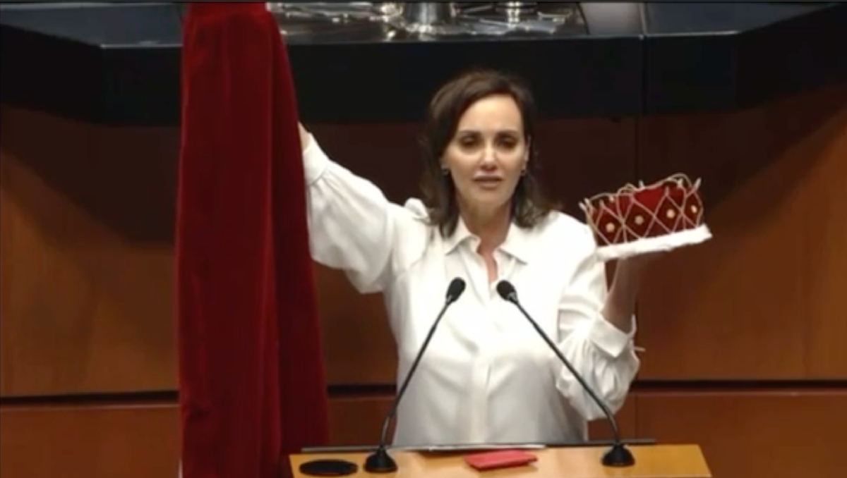 La senadora criticó el actuar del presidente de la Mesa Directiva y le llevó una corona, una capa y un cetro. | Especial