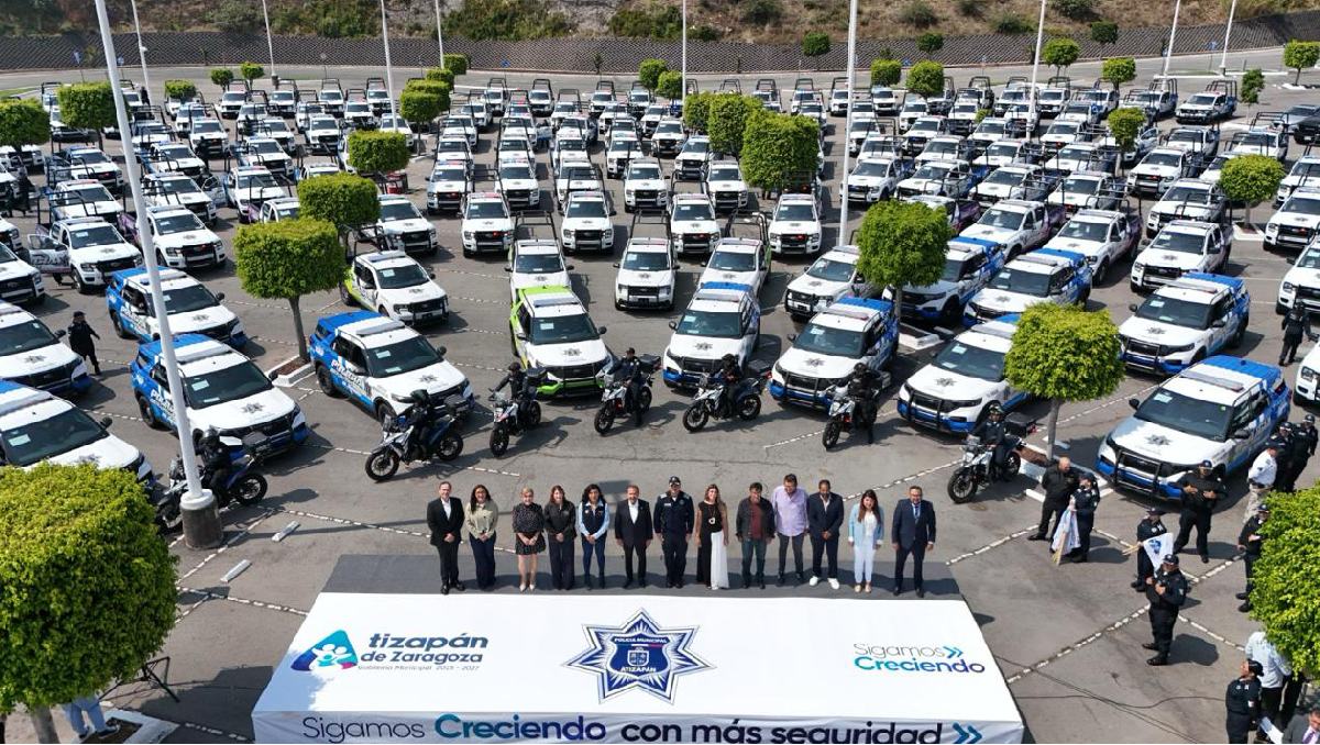 El alcalde de Atizapán llama a los elementos policiacos a hacer buen uso de las nuevas patrullas. Foto: (Especial)