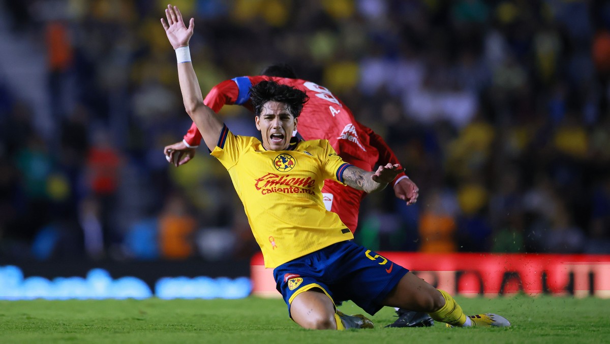 Alexis Vega pudo ser expulsado por una falta a Kevin Álvarez (Imago7)