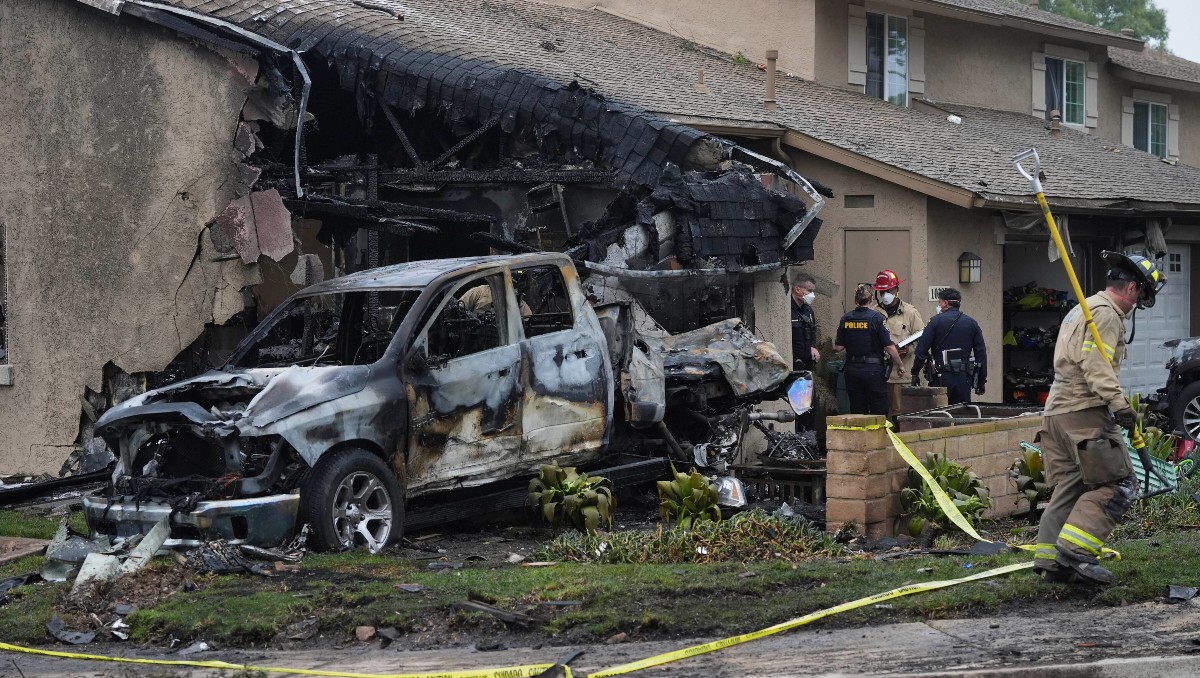 La avioneta se desplomó en una zona residencial y provocó varios muertos | Foto: AP