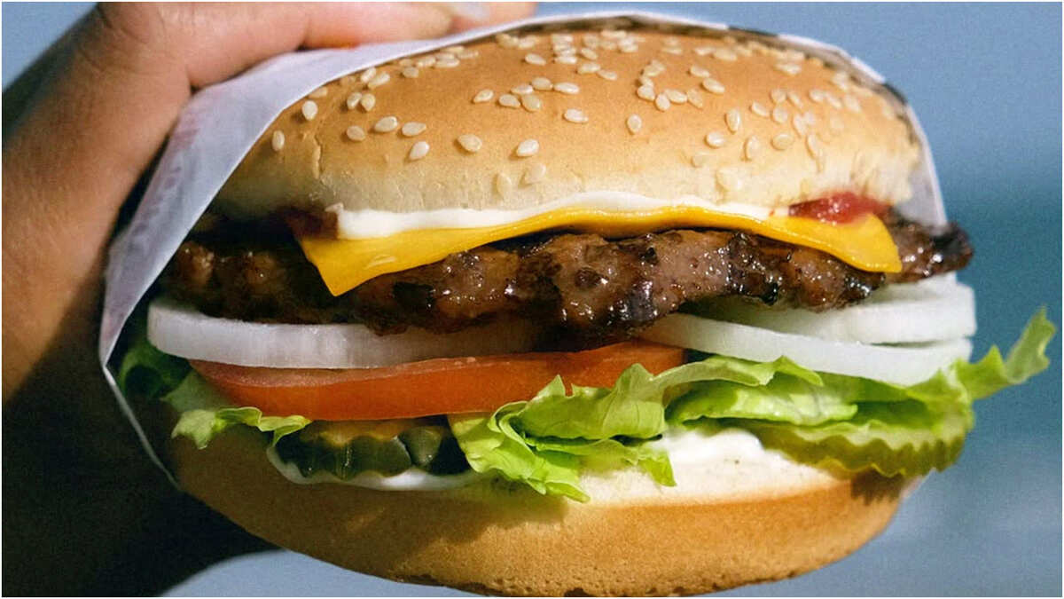 Carl's Jr. tendrá hamburguesas a solo un peso | Especial