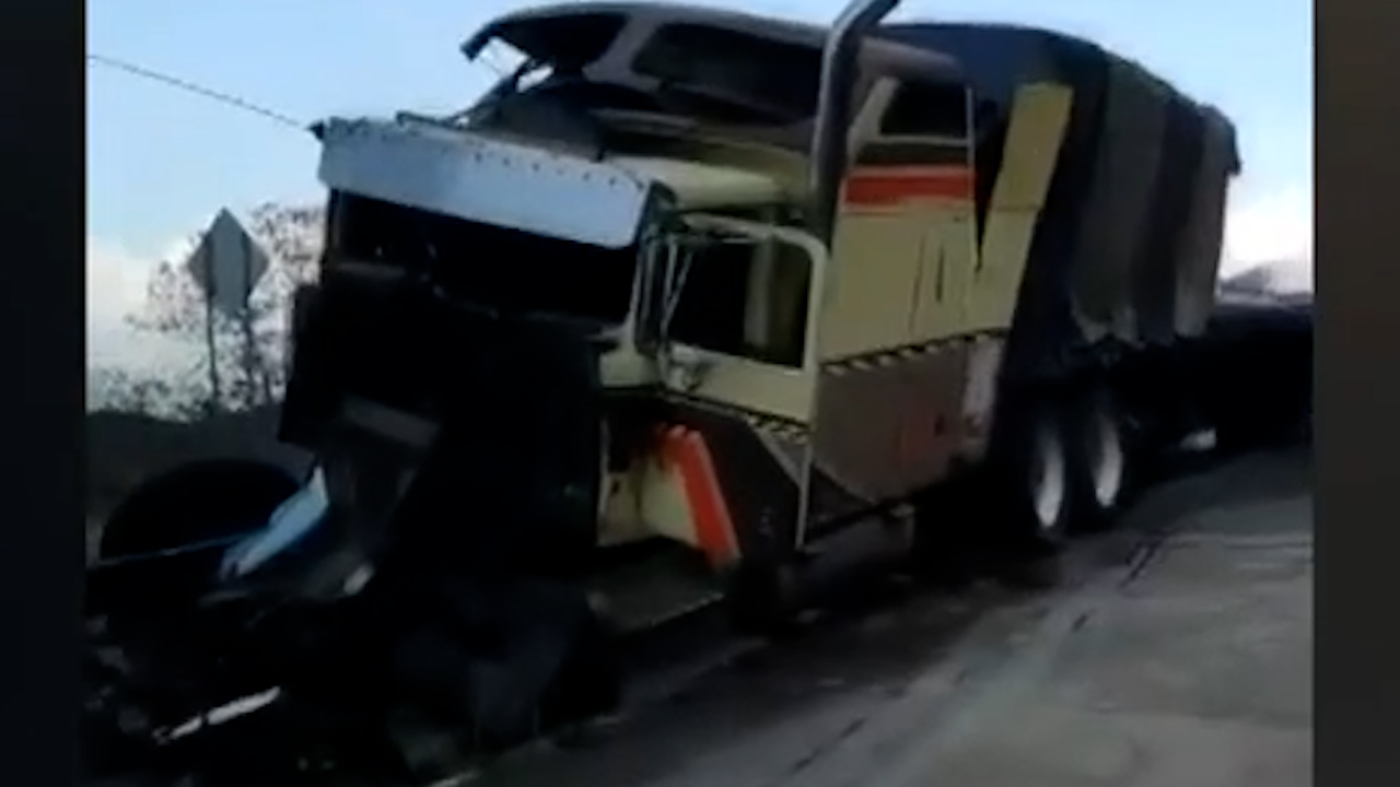 En la carretera México-Veracruz, dos tractocamiones chocan e incendian, sin víctimas reportadas