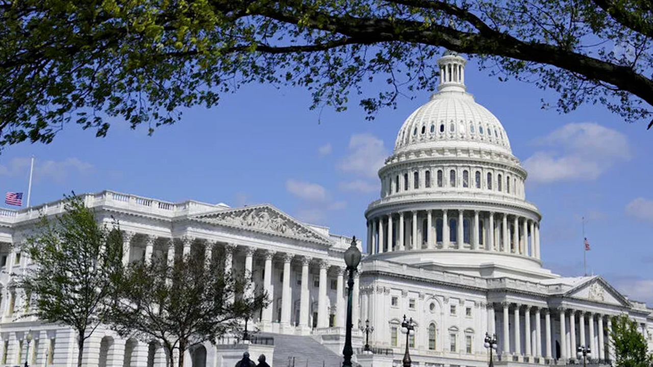 Congreso de EU aprueba reforma fiscal de Trump con ajuste a remesas