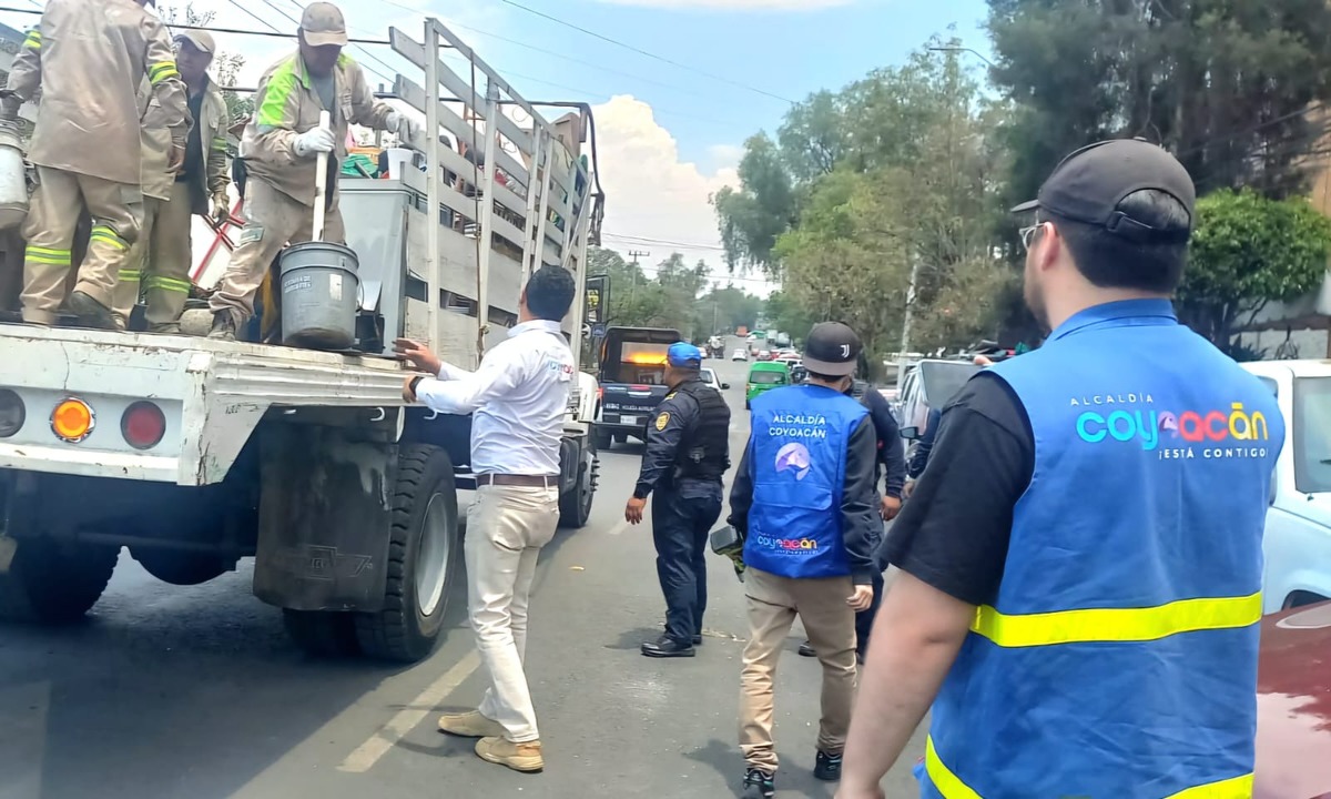 Coyoacán continúa con trabajos de mantenimiento y rehabilitación de banquetas. | Foto: Especial