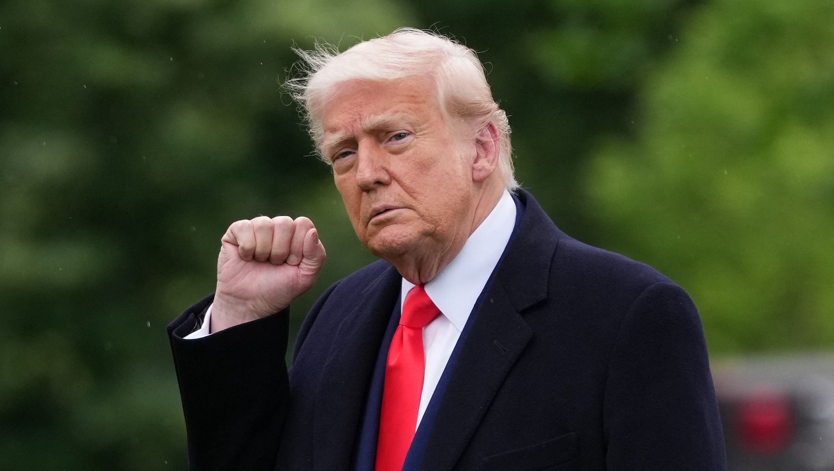 Donald Trump sale de la Casa Blanca el 22 de mayo de 2025 en Washington, D.C. | AFP